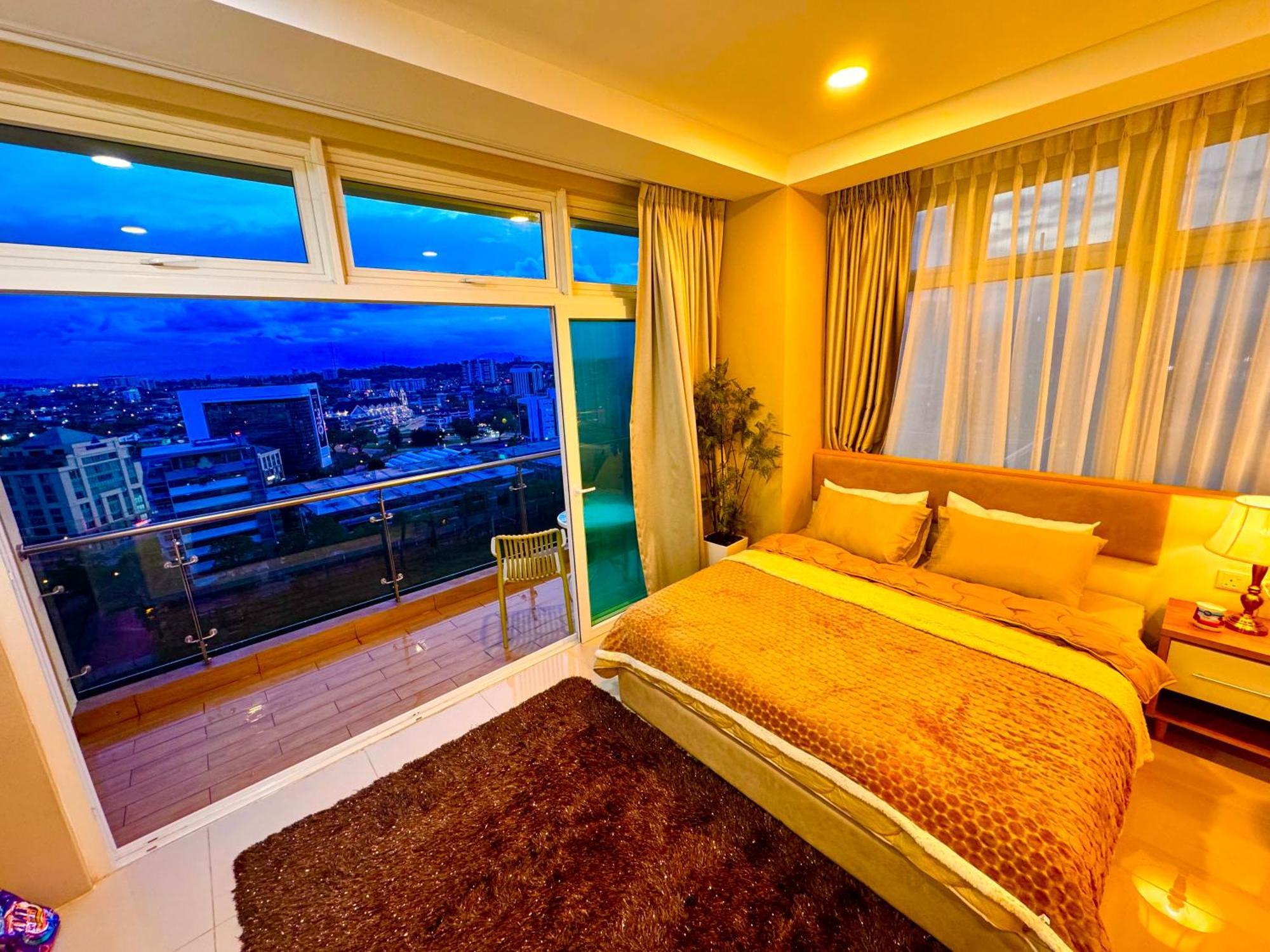 Riverine Kuching Luxury 4Pax With Balcony Facing Waterfront View Екстер'єр фото
