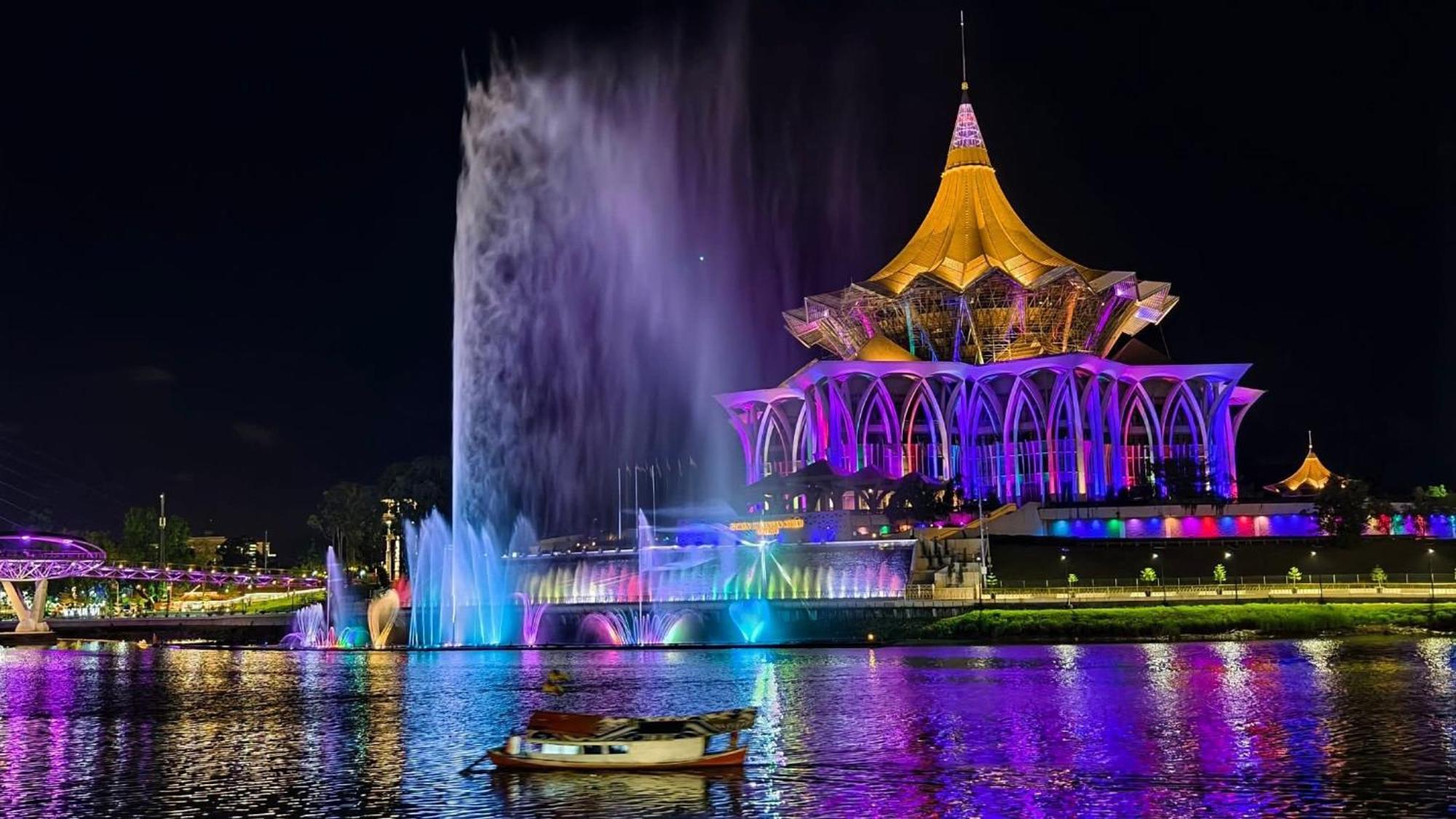 Riverine Kuching Luxury 4Pax With Balcony Facing Waterfront View Екстер'єр фото