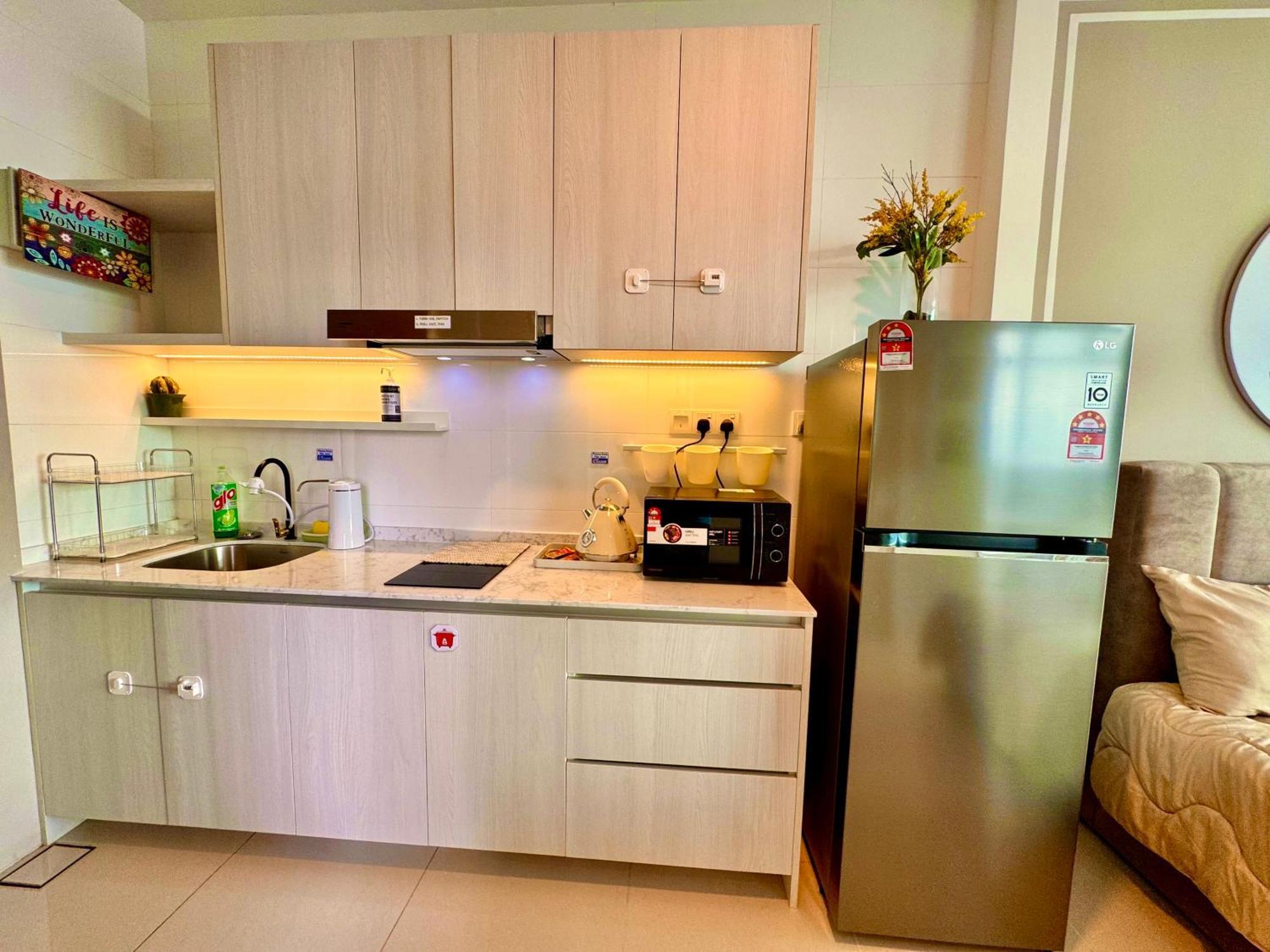 Riverine Kuching Luxury 4Pax With Balcony Facing Waterfront View Екстер'єр фото